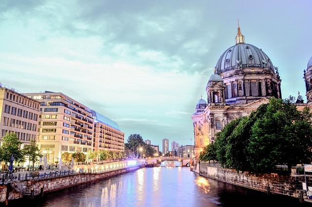ברלין זה, מבנים היסטוריים, גורדי שחקים יפיפיים, מתחמי קניות גדולים, מוזיאונים, הופעות