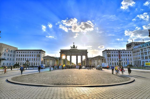 שער ברנדנבורג (Brandenburg Gate), שער ניצחון הממוקם בכיכר פאריזר פלאץ במרכז ברלין.