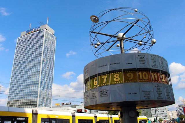 כיכר אלכסנדרפלאץ ברלין כיכר תוססת עם נקודות ציון מעניינות, חנויות, מסעדות וברים